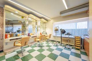 Deze te renoveren woning biedt de ideale mogelijkheid om werk en wonen te combineren. Het kappersgedeelte kan makkelijk ingenomen worden voor...