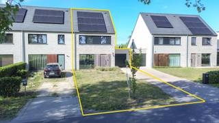 In de charmante badplaats De Haan, meer bepaald in de geliefde wijk Vosseslag, bevindt zich deze recente halfopen bebouwing uit 2020. De woning is gelegen op een perceel van 443 m² en combineert een hedendaagse architectuur met een kwalitatieve afwerking. Dankzij het energiezuinige karakter, onder meer door de aanwezigheid van 12 zonnepanelen, conforme elektrische keuring, EPC: 26 kWh/m² jaar - A-label en ventilatiesysteem, is dit een volledig instapklare woning.<br /><br />Via de inkomhal komt men binnen in de lichtrijke woonkamer die naadloos aansluit op de open, volledig uitgeruste keuken met directe toegang tot de zuidwestgerichte tuin. Aansluitend vindt u de praktische garage met elektrische poort, aansluitingen voor wasmachine en extra bergruimte. Buiten geniet u van een volledig omheinde tuin met terras en een oprit die plaats biedt voor drie wagens.<br /><br />Op de eerste verdieping bevinden zich drie slaapkamers, een apart toilet en een moderne badkamer met ligbad, lavabomeubel en ruime inloopdouche. Op de e tweede verdieping hebben we een zeer ruime vierde slaapkamer en een handige extra berging met het ventilatiesysteem.<br /><br />Troeven<br />* Recente bouw (2020), conforme elektrische keuring<br />* Energiezuinig met 12 zonnepanelen en ventilatie<br />* 4 slaapkamers + bergruimte<br />* Instapklaar, duurzame materialen<br />* Omheinde tuin met terras en ruime oprit<br />* Rustige ligging in Vosseslag, vlakbij strand en voorzieningen