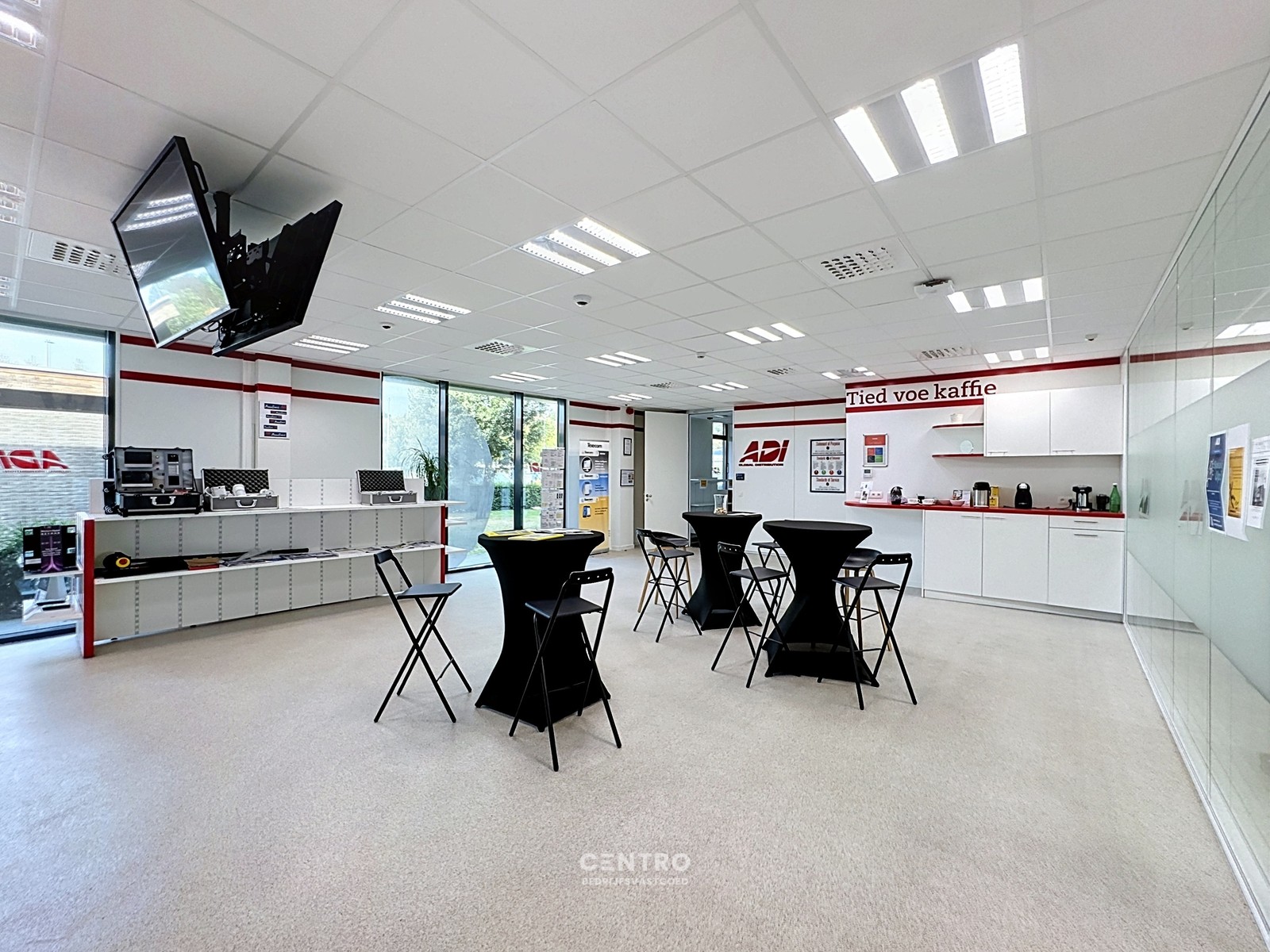 VERNIEUWDE en INSTAPKLARE KANTOORRUIMTEN (259m² en 337m²) op een UITSTEKENDE LOCATIE vlak aan de op- en afrit E40 te Loppem (Brugge-Zedelgem)! - foto 4