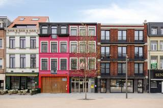 Met de komst van 2000 nieuwe woningen, de nabijheid van AP Hogeschool, Park Spoor Noord en het Sportpaleis, bevindt dit pand zich op dé plek waar dynamiek en potentieel samenkomen. De ideale locatie voor een bloeiende handelszaak – uw klanten staan hier letterlijk voor de deur!<br />Handelsruimte:<br />Ca. 150 m² gelijkvloerse handelsruimte met kelder<br />Perfect geschikt voor winkel, kantoor of horecazaak<br />Grote vitrine en uitstekende zichtbaarheid<br />Woning met aparte ingang:<br />De bovenliggende woning werd recent en smaakvol gerenoveerd, met een doordachte indeling die wonen en werken volledig scheidt.<br />1e verdieping: ruime leefruimte met eetkamer en open, volledig uitgeruste keuken<br />Tussenverdieping: stijlvolle badkamer met inloopdouche, ligbad, lavabomeubel en toilet<br />2e verdieping: 2 ruime slaapkamers<br />3e verdieping: 2 extra slaapkamers, beide met toegang tot een badkamer met douche en toilet<br />Waarom dit pand?<br />Commerciële toplocatie met sterk groeiend potentieel<br />Comfortabele gezinswoning met moderne afwerking<br />Ideale combinatie van ondernemen en wonen<br />Mis deze zeldzame opportuniteit niet – contacteer ons vandaag nog voor meer informatie of een bezichtiging!