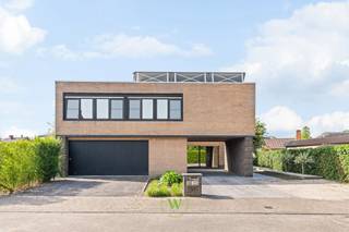 <p><strong>Deze ruime woning bezoeken op zaterdag 6 juni tussen 10u en 14u? (Enkel op afspraak)</strong></p>
<p>Deze instapklare woning is gelegen op een perceel van ca. 565 m² in de Rotselaan te Izegem. Doorheen de jaren onderging de woning tal van renovaties, waardoor ze vandaag hedendaags comfort perfect combineert met een uitstekende ligging. Dankzij de centrale locatie bevinden scholen, winkels, het station van Izegem en andere voorzieningen zich op korte afstand, met bovendien een vlotte bereikbaarheid.</p>
<p>Bij het betreden van de woning word je verwelkomd in een royale inkomhal die toegang biedt tot de open en lichtrijke leefruimte met gezellige zit- en eetplaats. Aansluitend bevindt zich de volledig uitgeruste keuken. Naast de keuken werd een praktische bureauruimte ingericht die ook perfect dienst kan doen als speelhoek voor de kinderen. De grote raampartijen zorgen voor een overvloed aan natuurlijk licht en creëren een aangename, warme sfeer met mooi zicht op de tuin rondom de woning. Op het gelijkvloers is bovendien een afzonderlijk gastentoilet aanwezig.</p>
<p>Op de eerste verdieping bevinden zich drie ruime slaapkamers, waarvan één slaapkamer beschikt over een dressing. Verder is er een ruime badkamer aanwezig, uitgerust met een inloopdouche, wastafel en toilet.</p>
<p>Een extra troef is het ruime bijgebouw van ca. 20 m², dat tal van mogelijkheden biedt. Deze ruimte kan perfect ingericht worden als polyvalente ruimte, bureauruimte of praktijkruimte voor een zelfstandige activiteit. Bovendien werd het bijgebouw volledig onderkelderd. Dit bijgebouw is voorzien van watertoevoer- en afvoer en verwarming.</p>
<p>Tot slot beschikt de woning over een ruime garage met aansluiting voor was- en droogmachine en is er plaats voor meerdere wagens op de oprit en onder de carport.</p>
<p>Bijkomende troef: de woning en het bijgebouw beschikken over 36 zonnepanelen.</p>
<p>Er zijn geen maatregelen gevonden op dit kadastraal perceel volgens onze opvraging bij het Maatregelenregister.</p>
<p>Benieuwd naar deze woning?</p>
<p>Contacteer Beau via beau@waeyler.be of 0470 54 16 27</p>
<p></p>