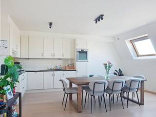 <p>Dit zeer goed onderhouden duplex appartement is gelegen op de 2de verdieping van een klein gebouw. De duplex bestaat uit een inkomhal met vestiairekast en een gastentoilet, een leefruimte met toegang tot een gezellig terras en een open keuken die volledig ingericht is. Berging met aansluiting voor wasmachine. Op de verdieping kom je op een mooie overloop, twee slaapkamers met kleerkasten en een douchekamer met wastafel en toilet. Alle verlichtingen en gordijnen blijven. Het appartement heeft een eigen waterverzachter en een gepantserde deur. <br /><br />Er is een lift in het gebouw en heeft zijn eigen staanplaats in de ondergrondse garage.<br /><br /><br /></p>