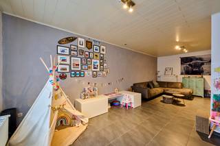 Verrassend ruime gezinswoning op een ZW georiënteerd perceel van 6a83caDeze instapklare woonst is gelegen op de Veerstraat 30 in Wellen op een mooi...