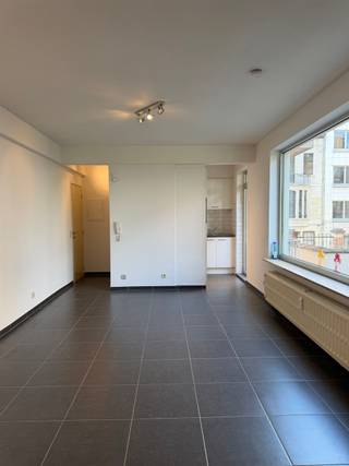 <p><span>Instapklare studio op gegeerde locatie </span></p><p><span> </span></p><p><span>Gelegen in de gegeerde Velodroomstraat te Berchem, bevindt deze studio zich op een uitstekende locatie met een vlotte verbinding naar Antwerpen centrum, belangrijke invalswegen en het openbaar vervoer. In de directe omgeving vindt u tal van winkels, supermarkten, horeca en sportfaciliteiten. Bovendien geniet u van de nabijheid van groene zones en alle dagelijkse voorzieningen op wandelafstand. Een ideale ligging voor zowel eigen bewoning als investering.</span></p><p><span> </span></p><p><span>INDELING</span></p><p><span>Deze gezellige studio met een bewoonbare oppervlakte ca. 36m² werd ongeveer 15 jaar geleden gerenoveerd en is praktisch ingericht.</span></p><p><span> </span></p><p><span>Bij het betreden van het appartement komt u terecht in de lichtrijke leefruimte met onderhoudsvriendelijk tegelvloer. Aansluitend bevindt zich de open keuken, uitgerust met een kookplaat, spoelbak en koelkast met vriesvak. </span></p><p><span> </span></p><p><span>Verder beschikt de studio een aparte douchekamer met douche, toilet en lavabo. Dankzij de praktische indeling wordt de beschikbare ruimte optimaal benut.</span></p><p><span> </span></p><p><span>Gemeenschappelijke kosten: €110,30 (incl verwarming, water, syndicus, blokpolis, lift, onderhoud gemene delen)</span></p><p><span>Reservekapitaal: €13 per maand</span></p><p><span> </span></p><p><span>BIJZONDERHEDEN</span></p><p><span>- Bewoonbare oppervlakte volgens EPC ca. 36m²</span></p><p><span>- Renovatie uitgevoerd ca. 15 jaar geleden</span></p><p><span>- Dubbele beglazing</span></p><p><span>- Elektriciteit conform</span></p><p><span>- Geen asbest aanwezig</span></p><p><span>- EPC-score C</span></p><p><span>- Gegeerde locatie</span></p><p><span>- Ideaal als starters woning of investering </span></p>