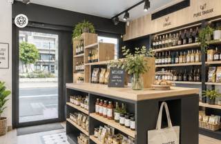 Mooi recent vernieuwde handelszaak met woonst (4 slk en terras), en handige grote garage (ideaal voor laden en lossen). Centrale commerciële ligging. INDELING: recent vernieuwde slagerij, extra keuken, berging en opslag, kelder. Handige achterliggende garage. Woning bestande uit de leefruimte, keuken, toilet, badkamer en 4 slaapkamers. Leuk aangenaam zonneterras. IDEAAL voor zelfstandige. Bezoek na afspraak met Immo Beguin: arne@immobeguin.be