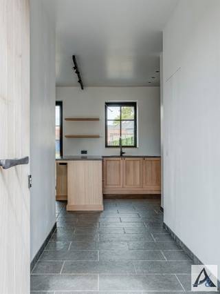 Totaal gerenoveerde, instapklare gezinswoning te koop in het hart van Munsterbilzen!Ontdek deze prachtig afgewerkte en instapklare woning, gelegen op...