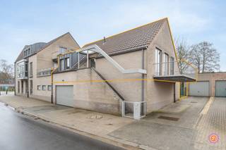 Vandaag nemen we je mee naar een instapklaar appartement gelegen in Wintam. Het appartement wordt omringd door groen, rust en bevindt zich vlak bij de dijk.<br /><br />Het appartement is beschikbaar via twee ingangen, één vooraan en één achteraan. Beide zijn privatieve ingangen, er is geen gemeenschappelijke inkom.<br /><br />Bij het betreden van het appartement langs de voorzijde kom je terecht in de inkomhal. Deze geeft toegang tot verschillende ruimtes, als eerste de ruime en open leefruimte met aansluitend de keuken met deels vernieuwde toestellen. Verder beschikt het appartement over twee slaapkamers, een badkamer met douche, bad en dubbele lavabo, een praktische berging en een apart gastentoilet.<br /><br />Zeer praktisch is dat het appartement over een ruime opbergzolder beschikt, die te bereiken is via een uitschuifbare trap.<br /><br />Het appartement biedt twee prachtige buitenruimtes, zowel een terras aan de leefruimte met een mooi open zicht als een tuin langs de achterzijde van de keuken.<br /><br />Verder is er nog een autostaanplaats in de prijs inbegrepen.<br /><br />Ben je opzoek naar een leuk appartement? <br />Contacteer ons gerust via yordi@julimmo.be of 03 303 39 36.