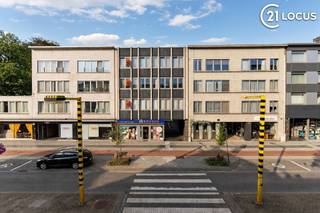 <p><span>Immeuble de rapport intéressant comprenant 3 appartements, un local commercial et 5 places de parking à Beveren</span></p><p><span>Vous recherchez un investissement polyvalent bénéficiant d’un emplacement exceptionnel à Beveren ? Cet immeuble combine trois appartements avec un local commercial au rez-de-chaussée et pas moins de cinq places de parking à l’arrière.</span></p><p><span>Grâce à cette combinaison intéressante de possibilités de location résidentielles et commerciales, le bien offre une belle diversification des revenus locatifs. La présence de cinq places de parking privées constitue en outre une plus-value importante dans le centre de Beveren.</span></p><p><span>L'immeuble se compose d'un local commercial au rez-de-chaussée et de trois appartements spacieux, totalisant six chambres et trois salles de bains. L'ensemble est situé sur un terrain de 420 m² et bénéficie d'une façade arrière exposée plein sud.</span></p><p><span>Une opportunité intéressante pour les investisseurs à la recherche d'un bien de rapport comprenant plusieurs logements locatifs, dans un emplacement central et facilement accessible.</span></p><p><span>Atouts :</span></p><ul><li><span>3 appartements</span></li><li><span>local commercial au rez-de-chaussée</span></li><li><span>5 places de parking privées</span></li><li><span>combinaison de revenus résidentiels et commerciaux</span></li><li><span>emplacement central à Beveren</span></li><li><span>terrain de 420 m²</span></li><li><span>arrière orienté sud</span></li></ul><p><span>Ce bien de rendement vous intéresse ? Contactez CENTURY 21 Locus pour obtenir plus d’informations, connaître les détails du bail ou organiser une visite sur place.</span></p>