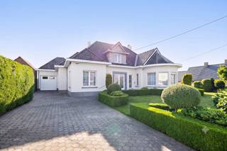 Gelegen nabij scholen, winkels en het centrum van Moorslede, bevindt deze karaktervolle villa zich op een uitstekende locatie in de Dadizeelsestraat 117. Ideaal voor wie comfortabel wil wonen met alle voorzieningen binnen handbereik.<br /><br />Karaktervolle villa met 3 slaapkamers, zonnige tuin en 2 garages te koop in Moorslede.<br /><br />De woning heeft volgende indeling:<br /><br />Ruime inkom<br />Lichtrijke leefruimte<br />Keuken met eiland voorzien van kookplaat met dampkap, spoelbak, oven, frigo, vaatwas en eettafel<br />2 slaapkamers met aanpalende badkamer<br />Slaapkamer<br />Apart toilet<br />Zonnige tuin met overdekt terras<br />Ruime oprit met 2 garages<br />Berging<br />Geïsoleerde zolder<br /><br />Extra kenmerken:<br /><br />Lichtrijke villa<br />2 garages voorzien<br />Zonnige tuin<br />2 regenwaterputten (10.000 liter + 3.000 liter)<br />Zeer goede ligging nabij het centrum van Moorslede, openbaar vervoer, scholen en winkels<br /><br />Ben jij geïnteresseerd in deze villa te koop in Moorslede? Neem contact op met Jeroen Taillieu +32493 25 14 33 of via jeroen.taillieu@dewaele.com<br /><br />Bestuursmaatregelen in het maatregelenregister: nee