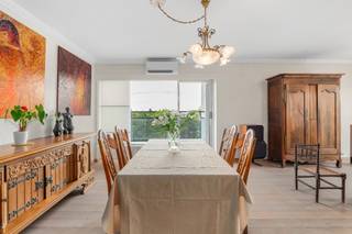 <p>Ben je op zoek naar een ruim en lichtrijk hoekappartement met 3 slaapkamers op een rustige toplocatie op Linkeroever?</p>
<p>Dan is dit appartement precies wat je zoekt. Gelegen op de 5de verdieping in een groene en rustige omgeving, vlak bij het Sint-Annabos, de Schelde en het Sint-Annastrand, geniet je van de perfecte combinatie tussen natuur en stadsbereikbaarheid. De bus naar het centrum van Antwerpen stopt vlak voor de deur en ook met de fiets of via de Sint-Annatunnel bereik je de stad vlot. Winkels, scholen en openbaar vervoer liggen op wandelafstand. Ideaal als gezinswoning of investering.</p>
<p>De lichtrijke woonkamer is voorzien van airconditioning. De volledig uitgeruste keuken beschikt over een gaskookplaat, elektrische oven, koelkast, diepvries, dubbele spoelbak en dampkap. Verder zijn er drie volwaardige slaapkamers, waarvan één eveneens airconditioning heeft.</p>
<p>De gerenoveerde badkamer is uitgerust met een inloopdouche, toilet en wastafel. Daarnaast zijn er een apart gastentoilet met handenwasser, een praktische berging en een inkomhal met ingemaakte kasten en videofoon.</p>
<p>Het ruime dubbele terras met oost- en zuidoriëntatie laat je de hele dag van de zon genieten en biedt een mooi uitzicht richting het MAS en het Havenhuis.</p>
<p>Extra troeven zijn de inbegrepen kelderberging, de mogelijkheid om een tweede kelderberging aan te kopen (€ 10.000) en een garage die afzonderlijk verkrijgbaar is (€ 30.000).</p>
<p>Met een bewoonbare oppervlakte van 110 m², een rustige ligging en een vlotte verbinding naar het centrum van Antwerpen biedt dit appartement alles voor wie comfortabel wil wonen of slim wil investeren.</p>
<p>Neem vandaag nog contact op met je ERA-makelaar voor een bezoek.</p>
<p>JOUW DROOMAPPARTEMENT. ZO GEVONDEN!</p>
