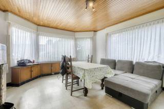 Deze alleenstaande woning geniet van een uitstekende ligging in Roeselare, vlak bij het ziekenhuis, de ring en belangrijke verbindingswegen. Dankzij de centrale locatie en het perceel van 6 are biedt deze eigendom zowel mogelijkheden als gezinswoning als potentieel voor projectontwikkeling.<br /><br />Tevens is er de mogelijkheid om de naastgelegen grond apart aan te kopen.<br /><br />De woning, gebouwd in 1961, werd in 2015 op verschillende vlakken vernieuwd. Zo werden onder meer de bovenramen, voordeur, achterdeur en garagepoort vervangen. Ook de keuken en badkamer werden vernieuwd, net als de vloer in de keuken en op de bovenverdieping. Daarnaast werd het dak geïsoleerd en werden een nieuwe verwarmingsketel en boiler geplaatst.<br /><br />Op het gelijkvloers bevinden zich de leefruimte, de keuken, een slaapkamer en de badkamer, waardoor gelijkvloers wonen mogelijk is. Op de verdieping zijn er nog drie bijkomende slaapkamers.<br /><br />Verder beschikt de woning over een garage, kelder en voldoende bergruimte. Rondom de woning ligt een ruime tuin waar u in alle rust kunt genieten van het groen.<br /><br />Gepubliceerde prijs is een instelprijs.<br /><br />De algemene voorwaarden van Dewaele DIY kunt u steeds raadplegen via dewaele.com.<br /><br />Dit pand is onderworpen aan de renovatieverplichting van de Vlaamse overheid voor residentiële gebouwen (behoudens bij sloop binnen 5 jaar na de aankoop). Consulteer voor meer informatie de website van het Vlaams Energie- en Klimaatagentschap via https://www.vlaanderen.be/een-woning-kopen/renovatieverplichting-voor-residentiele-gebouwen<br /><br />Bestuursmaatregelen in het maatregelenregister: nee