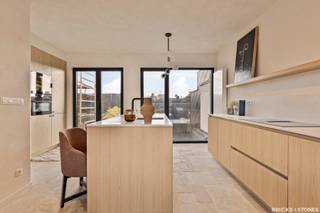 Sublieme duplex penthouse met zonneterras, gelegen op het hippe Zuid, op wandelafstand van het Museum van Schone Kunsten.Bij het binnenkomen van deze...