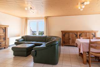 Dit lichtrijke appartement van 111 m² combineert ruimte, comfort en een uitstekende ligging vlakbij de Zeedijk. De ruime woonkamer geniet van...