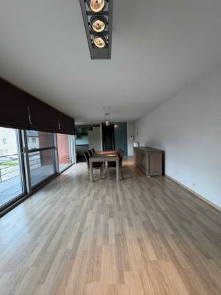 Lichtrijk appartement met 2 slaapkamers te huur in Kruibeke.<br />Dit instapklare appartement biedt een aangename woonervaring dankzij de ruime inkomhal met ingemaakte kast, een lichtrijke woonkamer met open en volledig ingerichte keuken, twee comfortabele slaapkamers (1 met grote ingemaakte kledingkast) en een moderne badkamer met bad en douche. Daarnaast is er een apart toilet, een praktische berging met aansluitmogelijkheden voor wasmachine en droogkast en extra legplanken. Het appartement heeft een ruim en gezellig terras (zuid-west) met elektrische zonneluifel waar u heerlijk kunt ontspannen. Extra troeven zijn de aparte berging, een gezamelijke fietsenstalling en een grote garage en vooraan ruime parkeergelegenheid. Het appartement is gelegen in een rustige omgeving, ideaal gelegen in het rustige centrum van Kruibeke. De bereikbaarheid is uitstekend, met vlotte verbindingen naar omliggende gemeenten zoals Burcht, Zwijndrecht, Bazel en Rupelmonde. Antwerpen is bovendien eenvoudig te bereiken via de waterbus. Dit appartement is energiezuinig en uitgerust met centrale verwarming op gas. Een uitstekende isolatie in combinatie met dubbel glas en screens met afstandsbediening draagt bij aan zowel de energie-efficiëntie als de geluidsisolatie.