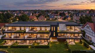 <p><strong>APPARTEMENT 1.3 — COMFORTABEL WONEN, GENIETEN VAN DE AVONDZON</strong></p>
<p>De werkdag achter u laten, de terrasdeur openen en nog even genieten van de zon. Appartement 1.3 combineert 93 m² woonruimte met twee slaapkamers en een westelijk georiënteerd terras van 17,60 m². Het terras strekt zich uit over de volledige breedte van de leefruimte: plaats om buiten te eten, een boek te lezen of vrienden te ontvangen.</p>
<p>Binnen vormen de keuken, eetkamer en zithoek een aangenaam geheel. Grote raampartijen verbinden de leefruimte met het terras en brengen het buitenleven dichtbij. Zo krijgt ook een gewone doordeweekse avond iets om naar uit te kijken.</p>
<p>Twee volwaardige slaapkamers bieden ruimte voor uzelf en voor gasten, of voor een afzonderlijk bureau. De badkamer wordt naar uw wensen ingericht, met een ligbad of een grote inloopdouche. Een apart toilet en een ruime berging met wasplaats maken de praktische indeling compleet.</p>
<p>Ook voor wie wil investeren, heeft dit appartement sterke troeven: een overzichtelijke oppervlakte, twee slaapkamers en een royaal terras. Een combinatie die uiteenlopende huurders kan aanspreken.</p>
<p>Een fijne thuis voor uzelf, of een doordachte vastgoedinvestering met oog voor wooncomfort.</p>
<p><strong>RESIDENTIE MANDARIN — RUIMTE OM THUIS TE KOMEN</strong></p>
<p>Aan de Tilburgseweg in Poppel verrijst een kleinschalige residentie met 13 appartementen van 93 tot 185 m². De werken starten naar verwachting in het voorjaar van 2027.</p>
<p>Mandarin biedt een gevarieerd aanbod met twee of drie slaapkamers, private tuinen bij de gelijkvloerse appartementen en rechtstreekse lifttoegang bij de dakappartementen. Elk appartement beschikt over een royaal leefterras van 17,6 tot 67,5 m². Ruimte voor vrienden rond de tafel, een ontspannen namiddag en lange zomeravonden.</p>
<p><strong>UW SMAAK, UW THUIS</strong></p>
<p>Een keuken waarin u graag kookt. Een vloer die rust brengt. Materialen en kleuren die bij u passen. U kiest de binnenafwerking binnen de voorziene budgetten en geeft uw nieuwe thuis zo een persoonlijk karakter.</p>
<p>Elk BEN-appartement wordt uitgerust met een individuele warmtepomp, een eigen installatie zonnepanelen, vloerverwarming én vloerkoeling. Samen zorgen deze technieken voor een energiezuinige woning en een aangenaam binnenklimaat.</p>
<p><strong>ONTDEK ONZE LANCERINGSPRIJZEN</strong></p>
<p>De appartementen in residentie Mandarin starten vanaf € 320.000, exclusief autostaanplaats, berging en kosten. Contacteer ons voor de prijs en een volledige berekening van appartement 0.1.</p>
<p>Ondergrondse autostaanplaatsen zijn bij aan te kopen vanaf € 26.000. Ze zijn minstens 2,75 meter breed en voorzien van basisinfrastructuur voor elektrisch laden. Kelderbergingen starten vanaf € 3.000 voor ruim 6 m², met grotere mogelijkheden tot ruim 15 m².</p>
<p>Onder de toepasselijke voorwaarden is aankoop aan het verlaagde btw-tarief van 6% mogelijk, zowel voor eigen bewoning als voor langdurige verhuur. Wij lichten graag toe welke mogelijkheden op uw situatie van toepassing zijn.</p>
<p><strong>BOUWEN OP VERTROUWEN</strong></p>
<p>De promotor werkt samen met betrouwbare partners uit onze regio en besteedt aandacht aan architectuur, duurzaamheid en dagelijks comfort. U koopt een volledig afgewerkt appartement met de bescherming van de Wet Breyne.</p>
<p>Meer informatie: www.deboerenpartners.be/wet-breyne.</p>
<p>Ziet u zichzelf hier thuiskomen? Contacteer ons voor de plannen, een persoonlijke toelichting en een gedetailleerde prijsberekening.</p>