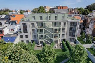 B.0.1 Nieuwbouw appartement ca 122 m² met tuin in project Loggia aan de Harmoniewijk.<br /><br />Algemene kenmerken:<br />- nieuwbouwproject op toplocatie in Antwerpen<br />- zonnige terrassen en tuinen met uitzicht op de binnentuin<br />- vloerverwarming<br />- kwalitatieve afwerking<br />- verkoop deels onder registratie, deels onder btw<br /><br />Indeling:<br />- inkomhal met apart toilet en vestiaire <br />- leefruimte met erker<br />- private tuin (71 m²)<br />- open keuken met kookeiland<br />- berging<br />- 2 slaapkamers<br />- badkamer met ligbad en dubbele lavabo<br /><br />Ondergrondse autostaanplaatsen apart mee aan te kopen.<br /><br />Verkoop mogelijk onder verlaagd BTW-tarief (6%), indien cfr. de voorwaarden.<br /><br />Bent u geïnteresseerd in nieuwbouw, een appartement of woning te koop in Antwerpen? Aarzel dan niet om ons te contacteren.<br />Had u graag uw eigen eigendom te koop aangeboden contacteer ons dan voor een vrijblijvende schatting, telefonisch op het nummer 03/206.76.76 of per mail naar antwerpen@dewaele.com. Ook voor alle andere vragen omtrent vastgoed, kopen of verkopen in Antwerpen kan u steeds bij ons terecht!