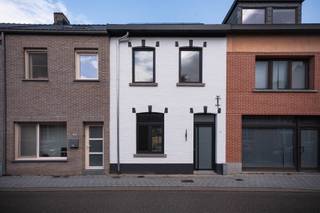 In de gezellige Kerkstraat te Tremelo stellen we met veel enthousiasme deze prachtig gerenoveerde gesloten bebouwing aan u voor. Met een grondoppervlakte van 256 m² en een bewoonbare oppervlakte van 142 m² werd elke vierkante meter hier optimaal benut. De woning is volledig vernieuwd naar hedendaagse normen en behaalt een uitstekende EPC-score A, wat garant staat voor energiezuinig, zorgeloos en toekomstgericht wonen. Door de ruime privatieve parkeerplaatsen achteraan en de bijhorende uitweg, geniet je van een halfopen karakter en heb je nooit meer parkeerstress! <br /><br />Bij het betreden van de woning ervaart u meteen een gevoel van rust en comfort. De lichtrijke leefruimte staat in naadloze verbinding met de moderne open keuken, de ideale plek om gezellig samen te tafelen. Verder beschikt de woning op het gelijkvloers over een praktische berging/wasplaats en een apart toilet. <br />Op de verdiepingen vindt u in totaal drie volwaardige slaapkamers, waarvan de zolderverdieping stijlvol werd ingericht als volwaardige derde slaapkamer. De uitgeruste badkamer en het tweede toilet vervolledigen het comfort. Buiten geniet u op het aangename terras en in het gezellige tuintje van de nodige privacy. <br /><br />Een instapklare parel die stijl, duurzaamheid en een uitstekende ligging perfect combineert!