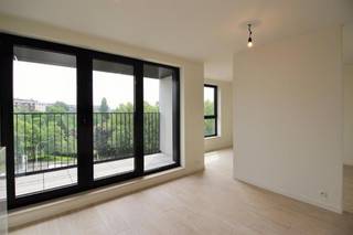 In de nabijheid van de NAVO. Prachtige ongemeubelde STUDIO van ca. 48 m², gelegen op de 8ste verdieping van een gebouw uit 2017. Indeling als...