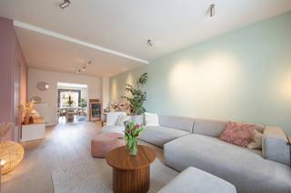 GELIJKVLOERSInkomhal 10m² op tegel.Leefruimte 33m² op parket.Open keuken 23m² op tegel voorzien van een inductiekookplaat, vaatwasser, hete lucht...