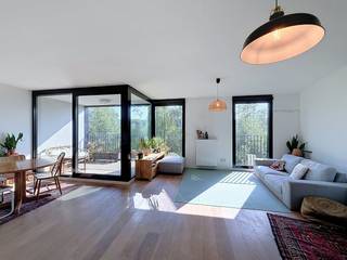Dit comfortabele appartement in de Nadine Crappéstraat bevindt zich in een recente en moderne wijk in Malem. Het gebouw dateert van 2010, waardoor het appartement nog zeer nieuw aanvoelt en voldoet aan de hedendaagse normen. De ligging biedt een mooie balans: u woont hier te midden van het groen en in alle rust, terwijl u zich aan de stadsrand van Gent bevindt met een onmiddellijke aansluiting op de belangrijkste invalswegen en snelwegen.Binnenin beschikt het appartement over een zeer ruime woonkamer die geniet van veel lichtinval. Direct aansluitend op de leefruimte vindt u het terras, een ideale plek om buiten te ontspannen. Met twee volwaardige slaapkamers en een praktische indeling is dit een heel comfortabele en instapklare thuis op een strategische locatie.Autostaanplaats bij te huren aan 80,00 EUR/maand.Indeling van het appartement:inkomhal - woonkamer - keuken - terras - berging - toilet - slaapkamer 1 - slaapkamer 2 - badkamerBeschikbaar vanaf 01/09/2026.