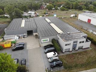 Semi-industrieel gebouw met appartement gelegen op het industrieterrein Genk-Zuid, op enkele kilometers van zowel de E313 als de E314 (met...