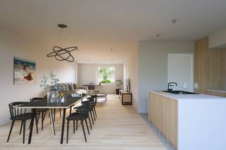 Ben je op zoek naar een instapklare woning in het centrum van Wevelgem? In de Nieuwe Markt te Wevelgem zijn er drie rijwoningen en twee halfopen bebouwingen beschikbaar. Deze moderne woningen bieden comfortabel en energiezuinig wonen, ideaal voor wie op zoek is naar een duurzame thuisbasis.<br /><br /><strong>Ideale locatie voor pendelaars.</strong><br /><br />Gelegen in het hart van Wevelgem, zijn deze woningen optimaal bereikbaar met het openbaar vervoer. Dit maakt het een ideale plek voor pendelaars die dagelijks naar nabijgelegen steden reizen. Met alle voorzieningen binnen handbereik, zoals winkels, scholen en restaurants, vind je hier alles wat je nodig hebt voor een comfortabel leven.<br /><br /><strong>Comfortabel en modern wonen.</strong><br /><br />De woningen zijn voorzien van energiezuinige technieken, waaronder een warmtepomp. Dankzij de doordachte indeling kun je optimaal genieten van je nieuwe thuis. Elk huis biedt de ruimte en functionaliteit die je nodig hebt, of je nu alleen woont of met een gezin.<br /><br />Elke woning beschikt over een privé parkeerplaats voor de deur. De ruime badkamer is uitgerust met zowel een ligbad als een inloopdouche. Met drie slaapkamers en extra bergingsruimte zowel beneden als boven, geniet je van voldoende opslagmogelijkheden en een praktische indeling. Bovendien geniet je van een gezellig stadstuintje met een aangelegd terras.<br /><br /><strong>Jouw nieuwe thuis wacht op je.</strong><br /><br />Laat deze kans niet liggen en ontdek deze instapklare woningen in de Nieuwe Markt te Wevelgem. Deze woningen zijn verkrijgbaar aan 6% btw en hebben een prijs inclusief alle kosten van 356.000 euro*. Neem contact met ons op voor meer informatie!<br /><br />*Afhankelijk van het definitieve wetsvoorstel.