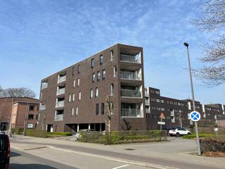 Dit gebouw is ideaal gelegen op een hoek met mooi zicht, dichtbij openbaar vervoer, winkels, ziekenhuizen, parken en snelwegen.Het appartement is...