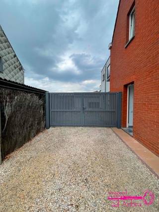 * Appartement op de eerste verdieping met ruime garage, terras en tuin in het centrum van Meulebeke<br />* Appartement : inkomhal - living - keuken - 2 slaapkamers - badkamer - terras<br />* Geen lift aanwezig<br />* Centrale verwarming op aardgas<br />* Garage met automatische sectionaal poort <br />* EPC 576 kWh/m²jaar (UC 2071750) LABEL F (intussen is het dak geïsoleerd + recente verwarmingsketel)<br />*Huisdieren NIET toegelaten<br />* 700 €/maand (inclusief syndic)<br />* Beschikbaar vanaf 1 oktober 2026