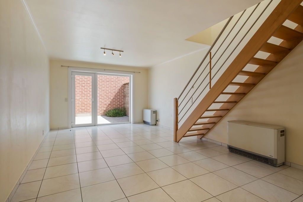 Recente woning met 2 slaapkamers, koer en privatieve parkeerplaats in het centrum van Celles! - foto 4