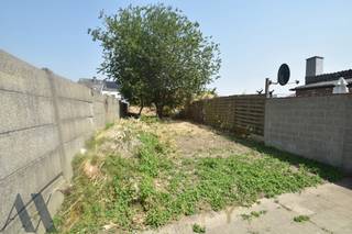 In het centrum van Lebbeke gelegen te renoveren rijwoning of bouwgrond op een terrein van 02 are 80 ca.De tuin is vanuit de woning bereikbaar maar...