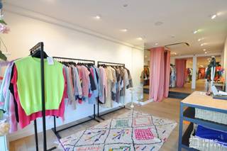 Deze handelszaak in hedendaagse stijl is gelegen op het bruisende Rubensplein te Knokke. In 2021 kreeg de handelsruimte een opknapbeurt waardoor...