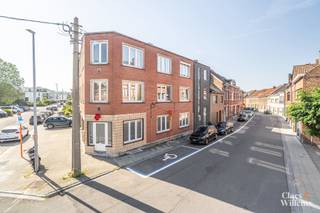 Cet agréable appartement est situé au premier étage et bénéficie d’une situation avantageuse à proximité des commerces, des écoles, des transports en commun et de toutes les commodités quotidiennes. Grâce à son agencement pratique et à sa terrasse agréable, cet appartement constitue un logement idéal pour les primo-acquéreurs, les personnes seules ou les couples.

Nous entrons dans l’appartement par le hall d’entrée. Sur la droite, nous découvrons le lumineux séjour avec cuisine ouverte, offrant une agréable sensation d’espace. La chambre se trouve dans le prolongement de cette pièce de vie.

Sur la gauche de l’appartement, nous trouvons la salle de bains équipée d’une douche, d’un lavabo et d’un WC.

L’appartement dispose également d’une agréable terrasse où vous pourrez profiter d’un moment de détente en toute tranquillité. Enfin, une cave privative vient compléter le bien et offre un espace de rangement supplémentaire.

Cet appartement combine confort, fonctionnalité et situation avantageuse, et constitue une excellente opportunité d’habitation ou d’investissement.