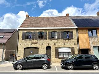 Te renoveren authentieke halfopen woning met goed onderhouden en ruime tuin (810m²) in het centrum van Adinkerke.De woning heeft een bewoonbare...