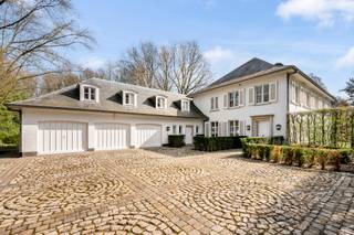 Unieke villa met 5 slk en prachtige grond van ca. 19.007 m² te Lier/Koningshooikt.<br /><br />Algemeen:<br />- Riante, kwalitatief gebouwde villa (ca. 647 m²)<br />- Uniek aangelegde en volgroeide parktuin van 19.007 m²<br />- Indien gewenst kan er nog 15.575 m² aanpalende grond (weiland) bij aangekocht worden<br />- Directe nabijheid van scholen, openbaar vervoer, winkels,...<br />- Woning beschikt over aparte vleugel met leefruimte, keuken, slk, badk en toilet<br />- Deels onderkelderd<br />- Privé tennisveld met bijgebouw (voorzien van sanitair, lounge en bar)<br />- Verschillende garages en extra parkeerplaatsen op het perceel<br />- Open haard in leefruimte<br />- Aparte bibliotheek/bureau<br />- Grote zolder dewelke nog mogelijkheden biedt<br />- Renovatieverplichting (EPC label E)<br /><br />Voor de indeling van deze ruime villa kan u op onze website terecht om de grondplannen te bekijken.