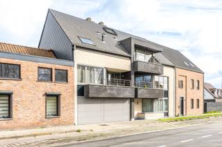 Bij het betreden van het appartement komt u in de inkomhal die toegang geeft tot de verschillende ruimtes. De open en ruime leefruimte geniet van...