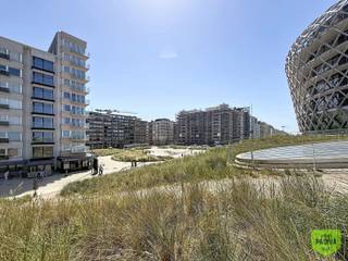 Geniet van wonen aan zee in dit gezellige en volledig gemeubelde 2-slaapkamerappartement met prachtig frontaal zeezicht, ideaal gelegen op wandelafstand van het Casino van Middelkerke. Vanuit de lichtrijke leefruimte en het ruime terras geniet u elke dag van een adembenemend uitzicht op de Noordzee.<br /><br />Het appartement heeft volgende indeling; lichtrijke leefruimte - frontaal zeezicht - terras - keuken met vaatwas, kookfornuis, combi toestel, wasbak,.. - nachthal - apart toilet - slaapkamer 1 - badkamer met douche en lavabo - slaapkamer 2 met op maat gemaakt stapelbed. Er is een lift aanwezig in het gebouw.<br /><br />Dankzij de uitstekende ligging bevinden winkels, restaurants, openbaar vervoer, de zeedijk en het strand zich op slechts enkele stappen afstand.<br /><br />Dit instapklare appartement is perfect als vaste woonst, tweede verblijf of voor wie op zoek is naar een rustige woonomgeving aan de Belgische kust met alle voorzieningen binnen handbereik.<br /><br />Troeven:<br /><br />-Frontaal zeezicht<br />-Volledig gemeubeld<br />-2 slaapkamers<br />-Terras met uitzicht op zee<br />-Op wandelafstand van Casino Middelkerke<br />-Dicht bij winkels, horeca en openbaar vervoer<br />-Instapklaar appartement aan de Belgische kust<br /><br />Huurprijs: €900,00/maand<br />Gem. kosten (provisie): €75,00/maand<br />Beschikbaar: in onderling overleg<br /><br />📩 Interesse? Vul het contactformulier in of mail naar josefien@immopadiva.be<br />📞 Telefonisch kunnen geen afspraken worden ingepland.