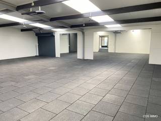 HANDELSRUIMTE van 164m². Onmiddellijk beschikbaar en biedt tal van mogelijkheden voor diverse commerciële activiteiten. De ruimte werd...