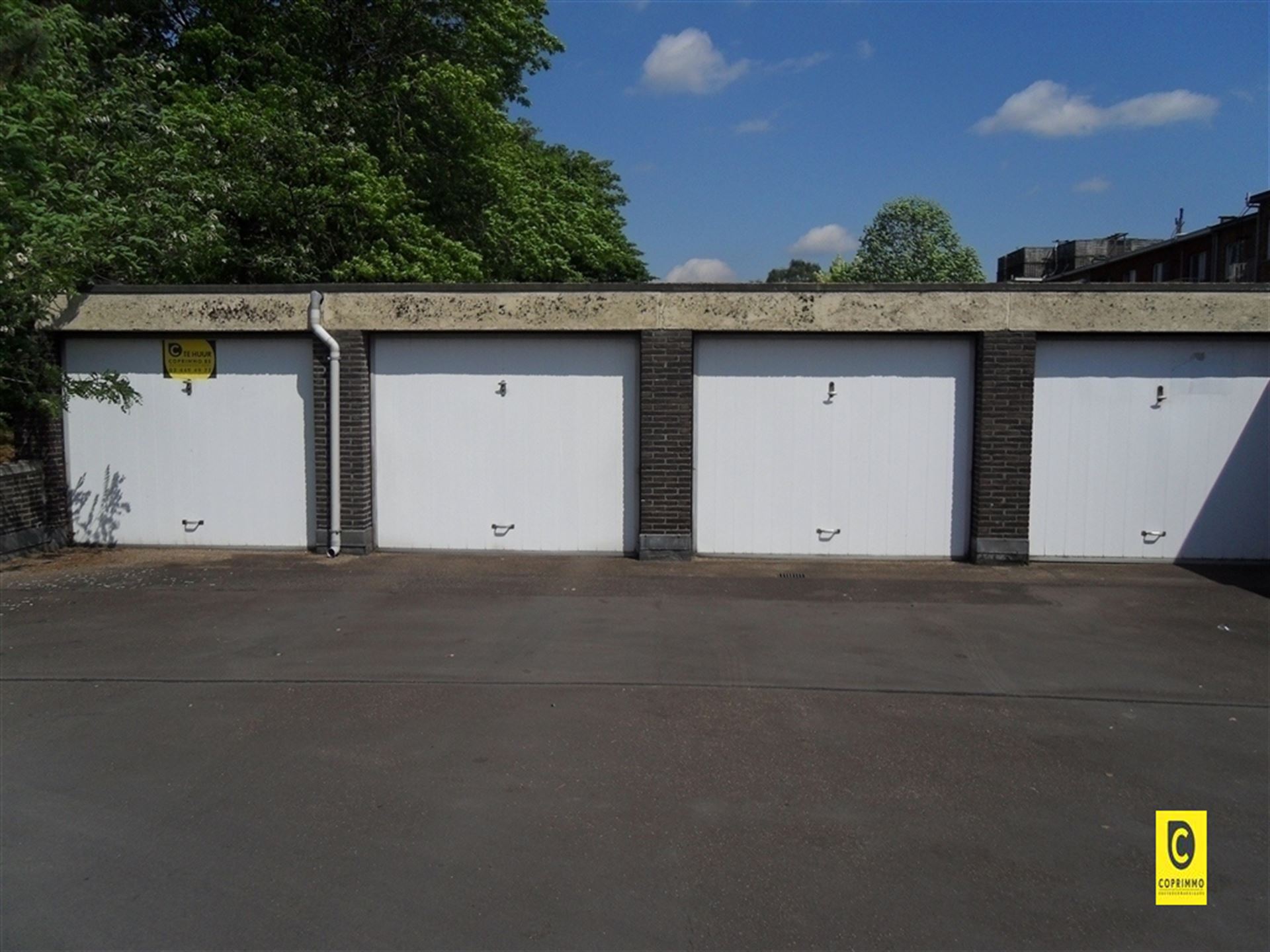 Ideaal gelegen bovengrondse garagebox! Te huur aan 135 euro/maand. Beschikbaar: 1/07/2026