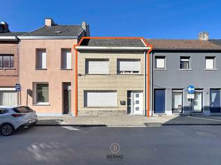 <p><strong>Te renoveren woning met 4 slaapkamers</strong><br /><br />In de Scheepswerfstraat in Baasrode bevindt zich deze te renoveren gesloten bebouwing met een praktische indeling en tal van mogelijkheden. De woning is gunstig gelegen op korte afstand van het centrum, winkels, scholen en openbaar vervoer. Bovendien geniet u van een vlotte verbinding naar Dendermonde en de omliggende gemeenten.<br /><br />De woning beschikt over een gezellige leefruimte, keuken en een veranda die uitkijkt op het achterliggende tuintje. Op het gelijkvloers bevindt zich daarnaast een douchekamer en de eerste slaapkamer, wat extra comfort biedt. Op de verdieping vindt u nog drie slaapkamers en een ruime badkamer, uitgerust met zowel een ligbad als een douche.<br /><br />Achteraan beschikt de woning over een tuintje met tuinberging, ideaal voor fietsen, tuinmateriaal of extra opslag.<br /><br />De woning heeft een EPC-label E, waardoor de renovatieplicht van toepassing is. Dit biedt de ideale kans om de woning volledig naar eigen smaak en de hedendaagse energienormen te renoveren.<br /><br />Troeven</p>
<ul>
<li>4 slaapkamers</li>
<li>Badkamer met ligbad en douche</li>
<li>Extra douchekamer op het gelijkvloers</li>
<li>Gunstige ligging nabij het centrum van Baasrode</li>
</ul>
<p><br />Bent u op zoek naar een woning die u volledig naar uw eigen smaak kunt inrichten op een centrale locatie? Dan is deze eigendom zeker een bezoek waard.<br />Voor meer informatie of een bezoek neem contact op via niels@berno.be of 052/20.24.40.</p>