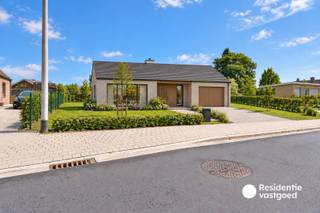 Welkom in de Koolskampstraat 2A in Torhout, waar deze ruime bouwgrond van 816 m² een mooie opportuniteit biedt voor wie zijn eigen woonproject wil realiseren.<br /><br />Het perceel geniet van een aangename ligging op korte afstand van het centrum van Torhout, met winkels, scholen en andere dagelijkse voorzieningen vlot bereikbaar. Daarnaast bevinden zich verschillende fiets- en wandelroutes in de nabije omgeving, ideaal voor wie rustig wil wonen met toch een goede verbinding naar het centrum.<br /><br />De bouwgrond biedt mogelijkheden voor het realiseren van een vrijstaande woning. Onder voorbehoud van de geldende stedenbouwkundige voorschriften kan tevens bekeken worden of een koppelbouw mogelijk is.<br /><br />Bent u op zoek naar een ruime bouwgrond op een gunstige locatie in Torhout? Contacteer ons gerust voor meer informatie of een bezoek ter plaatse.<br /><br />De vermelde prijs is een richtprijs. Elk bod, hoger of lager, wordt voorgelegd aan de eigenaar, die zich het recht voorbehoudt dit te aanvaarden of te weigeren.<br /><br />Neem voorsprong met een vrijblijvende schatting via:<br />www.residentievastgoed.be/gratisonlineschatten