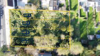 Dit perceel, gelegen in een goedgekeurde verkaveling, heeft een totale oppervlakte van zo'n 585 m² (zie luchtfoto lot 3) en is geschikt voor...