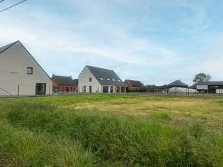 Op een steenworp van het centrum van Wingene ontwikkelt Hectaar een alleenstaande nieuwbouwwoning. De woning is uitgerust met een lucht-water warmtepomp, wat resulteert in een aanzienlijk lagere energierekening en een duurzame woonomgeving. Bovendien biedt Hectaar u de vrijheid om de afwerking volledig naar eigen smaak te personaliseren via onze partnerleveranciers. Zo creëert u een thuis die perfect aansluit bij uw wensen.<br /><br />De woning wordt gebouwd op een perceel van 872,24m² en biedt een bewoonbare oppervlakte van 154,43m². Dankzij de doordachte indeling, grote ruimtes en lichtrijke leefomgeving geniet u hier van maximaal wooncomfort. <br /><br /><strong>Extra troeven: </strong>
<ul>
<li>Op een steenworp van het centrum;</li>
<li>Inclusief aanpalend agrarisch gebied (427m²);</li>
<li>Vloerverwarming in combinatie met lucht-water warmtepomp; </li>
<li>3 volwaardige slaapkamers;</li>
<li>Inpandige garage;</li>
<li>Zonnig tuin, voorzien van omheining.</li>
</ul>
Graag meer informatie?<br />Neem contact met ons op voor meer informatie of plan een afspraak in op ons kantoor te Roeselare.