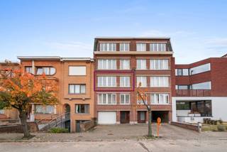 <p>Dit instapklare appartement met 2 slaapkamers geniet van een uitstekende ligging in Kessel-Lo, vlak bij het centrum en station van Leuven. Het appartement bevindt zich op de tweede verdieping van een kleinschalig gebouw en is een interessante keuze voor wie centraal wil wonen met alle dagelijkse voorzieningen binnen handbereik.</p><p>Bij het binnenkomen ontdek je een praktische indeling met aangename en goed bruikbare ruimtes. Aan de voorzijde van het gebouw bevindt zich de gezellige en ruime woonkamer, waar voldoende plaats is voor zowel een comfortabele zithoek als een eetruimte. Naast de woonkamer bevindt zich een eerste slaapkamer.</p><p>Aan de achterzijde ligt de tweede ruime slaapkamer. Ook de keuken bevindt zich hier en geeft rechtstreeks toegang tot het aansluitende terras. Dit zorgt voor een fijne buitenruimte waar je even tot rust kan komen.</p><p>Op het gelijkvloers beschikt het appartement over een extra privatieve berging, ideaal voor het opbergen van fietsen, voorraad of andere spullen.</p><p>De ligging vormt zonder twijfel een belangrijke troef. Vanuit Kessel-Lo bereik je zowel het centrum van Leuven als het station bijzonder vlot. Winkels, restaurants, cafés en openbaar vervoer bevinden zich in de nabije omgeving, waardoor je hier comfortabel en centraal kan wonen.</p><p>Heb je interesse en wil je als eerste de kans grijpen om dit appartement te ontdekken? We trappen de verkoop af met een exclusieve Avant-Première op woensdag 23 september. Plan jouw bezoek via de paarse knop ‘Afspraak maken’. De biedingstermijn sluit op vrijdag 25 september om 21.00 uur. Het Avant-Première-reglement kan je terugvinden onder downloads.</p>