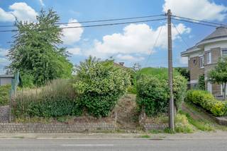 <p>Bouwgrond voor het oprichten van vrijstaande gezinswoning.<br />Perceel van 4a 87ca langs de N8 in Schepdaal.</p><p> </p><p>Deze locatie is uiterst geschikt als uitvalsbasis langs een invalsweg richting het Brusselse of het groene Pajottenland en Ninove.</p><p> </p><p>Het is mogelijk een villa op te richten met vloerplaat van circa 65m².<br /><br />De woning kan voorzien worden een ingegraven gelijkvloers niveau met garage/kelders/burelen, een eerste en tweede leefniveau en bewoonbare zolderverdieping.</p><p> </p><p>Relevante bouwplannen kunnen mits afspraak ingekeken worden op het kantoor van Living Stone.</p>