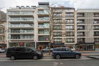 <u><strong>Residentie Daly Jean</strong></u><br /><br />Op de tweede verdieping van een centraal gelegen residentie bevindt zich dit aangenaam 1‑slaapkamerappartement met een praktische indeling en een mooi open zicht op de Lippenslaan.<br />De woonkamer geniet van veel natuurlijk licht en geeft uit op een smal terras aan de voorzijde, ideaal om even buiten te zitten en het levendige straatbeeld mee te pikken. In de inkomhal bevinden zich een apart toilet en een badkamer met bad en enkele lavabo.<br /><br />Achteraan ligt de volwaardige slaapkamer, rustig gelegen en ruim genoeg voor een comfortabel tweepersoonsbed en extra opbergmogelijkheden.<br /><br />Het appartement is momenteel verhuurd, wat het ook interessant maakt voor wie op zoek is naar een opbrengsteigendom.<br /><br />Interesse in deze opportuniteit op toplocatie? Contacteer ons voor meer informatie of een bezoek.<br /><br /><strong>Ref: A736</strong>