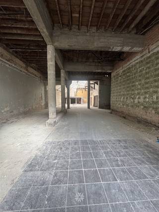 <p><span>GENT - Graaf van Vlaanderenplein: Op zoek naar een casco</span><span> commerciële/kantoor ruimte te huur op toplocatie in Gent? </span><span>Dan is dit pand mogelijk iets voor u.</span></p><p><span> </span></p><p><span>De belangrijkste troeven in een notendop:</span></p><ul><li><span>Gelegen </span><span>aan Gent-Zuid</span></li><li><span>Nabij invalswegen, openbaar vervoer en openbare parking</span></li><li><span>Goede visibiliteit </span></li><li><span>Veel passage gedurende heel het jaar</span></li><li><span>Neoclassicistische gevel</span></li><li><span>Talloze mogelijkheden voor een brede waaier aan handelszaken</span></li></ul><p><span> </span></p><p><span>Indeling:</span></p><p><span>Riante casco ruimte in te delen naar uw voorkeuren. Alsook ruimte met voorzieningen voor sanitair en keuken.</span></p><p><span><br /></span><span>Huurprijs :</span><span> € 6.900 / maand excl. kosten</span></p><p><span>Beschikbaar:</span><span> Onmiddellijk</span></p><p><span>EPC: C</span></p><p><span>Neem contact op met ons kantoor Axel Lenaerts voor een bezoek ter plaatse via onze website.</span></p>