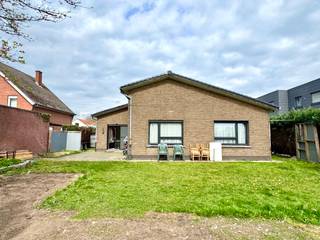 Deze bungalow is SUPER gelegen in een zeer mooie en rustige wijk. Brede oprit, ruime garage, 3 grote slaapkamers, afzonderlijke bureau en...