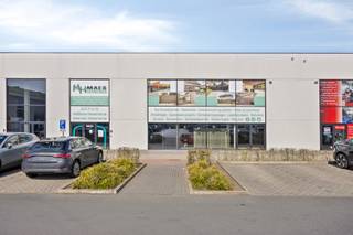 De geafficheerde vraagprijs is onderhandelbaar!Welgelegen KMO-unit van 977m² op een gegeerde locatie! (Alles nieuw gebouwd/ ingericht in 2019). Het...