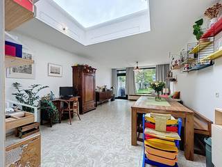 Instapklare woning in leuke buurt bestaande uit een inkomhal met gastentoilet en ruime praktische was/bergplaats, lichtrijke leefruimte met...