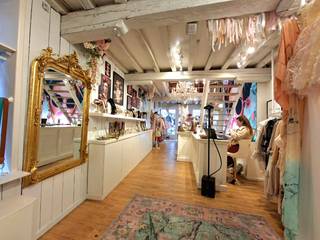 Dit typisch Brugs handelspand heeft diverse doeleinden en is voorzien van een commerciële ruimte zowel op het gelijkvloers, als de 1e verdieping...